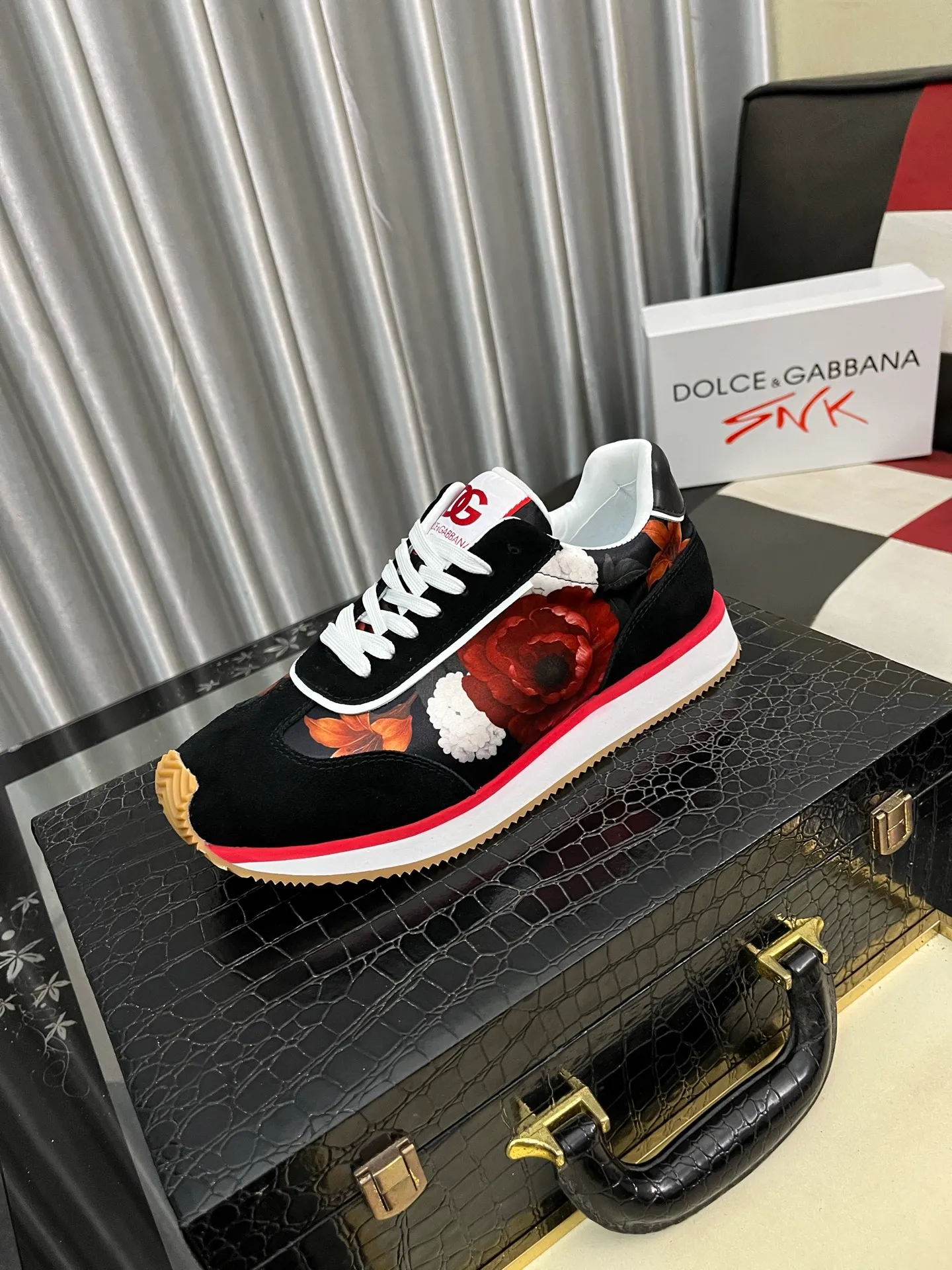 Men's shoes 💰458⌚️⌚️DG's latest popular casual shoes 🔥🔥, the tongue has the brand's iconic details, and the combination of silk cowhide and cow suede enhances the style. Fashionable and versatile, it can complement any look. Create an exquisite design with unique dynamic vitality and modern atmosphere, showing modern elegance. Size: 35-46